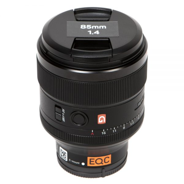Sony FE 85mm f/1.4 GM, Porträt-Festbrennweite mit Blende f/1.4 und 77-mm-Filtergewinde.