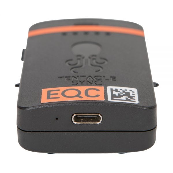 Tentacle Sync TRACK E in leicht gedrehter Frontansicht mit sichtbarer LED-Reihe und QR-Code-Etikett.