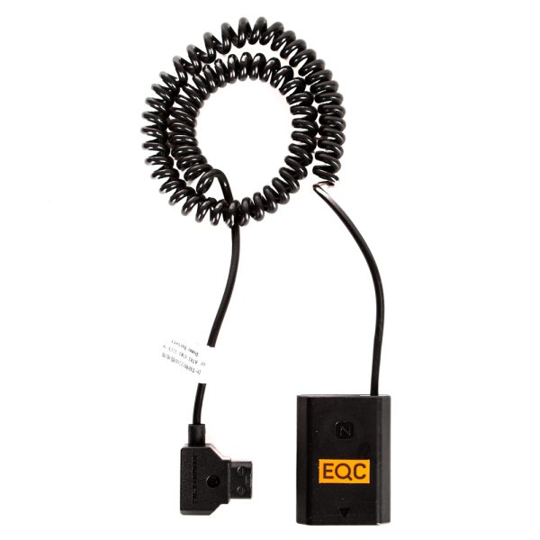 Tilta D-Tap-zu-NP-FZ100-Akku-Dummy-Kabel mit Verpolungsschutz und rund 43 Zentimeter Spirallänge.