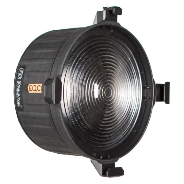 Aputure F10 Fresnel mit 250-mm-Glaslinse für eine gebündelte, weittragende Lichtabstrahlung.