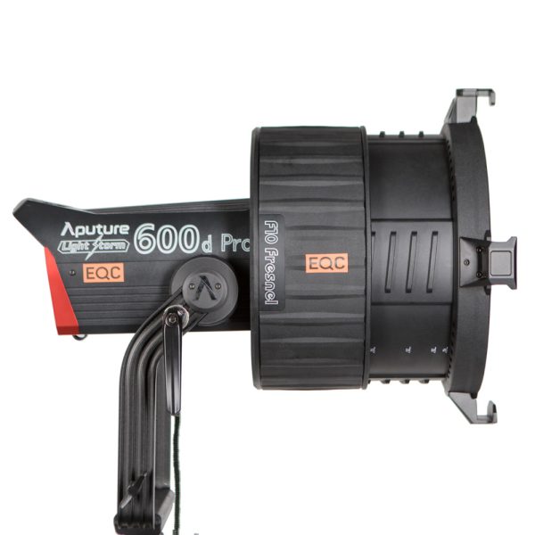 Aputure F10 Fresnel montiert auf dem Aputure LS 600d Pro und steigert dessen Lichtleistung um 340%.