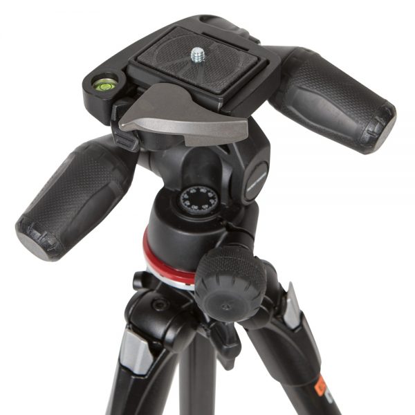 Manfrotto 290 Xtra Schnellwechselplatte mit Wasserwaage am 3-Wege-Kopf des Kohlefaserstativs.