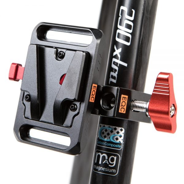 Manfrotto 290 Xtra Stativbein mit montierter SmallRig Mini-V-Mount-Batterieplatte und roter Klemme.