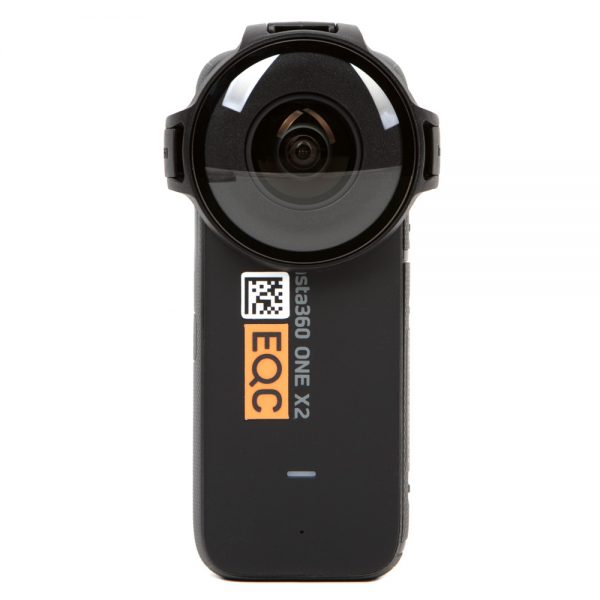 Insta360 ONE X2 Set ist eine 360-Kamera mit Dual-Objektiv, die 5,7K-Video mit automatischem Stitching aufnimmt.