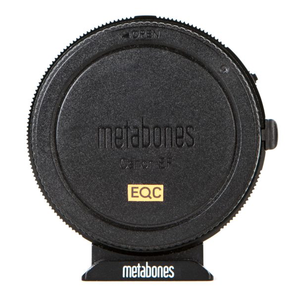 Metabones BMPCC-T-EF-Speedbooster 0.58 zeigt den Canon-EF-Bajonettanschluss mit Verriegelungsmechanismus.
