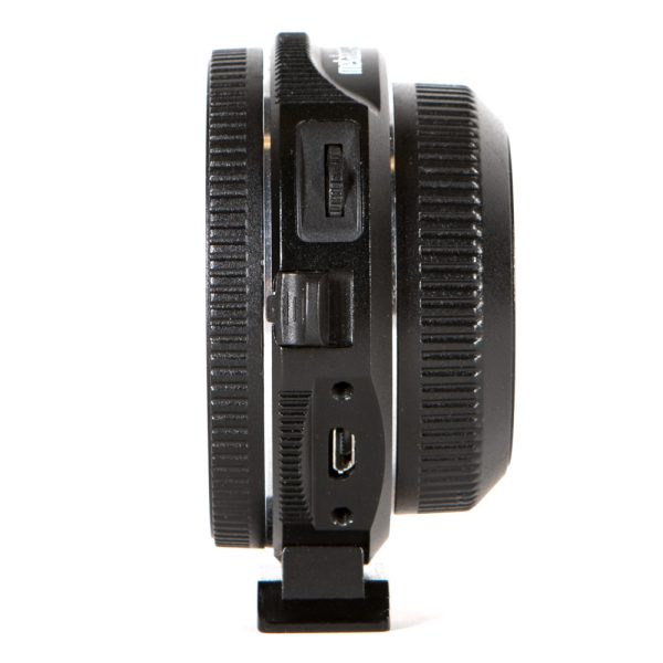 Metabones BMPCC-T-EF-Speedbooster 0.58 zeigt seitlich einen USB-Anschluss und einen Schalter am Gehäuse.