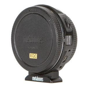 Metabones BMPCC-T-EF-Speedbooster 0.58 mit Arca-kompatiblem Stativfuß für Canon-EF-Objektive an Blackmagic-Kameras.