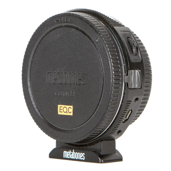 Metabones BMPCC-T-EF-Speedbooster 0.58 mit Arca-kompatiblem Stativfuß für Canon-EF-Objektive an Blackmagic-Kameras.