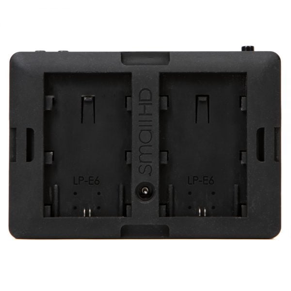 SmallHD DP4 Kamera Monitor 4,3 Zoll mit zwei LP-E6-Akkuplatten auf der Geräterückseite.
