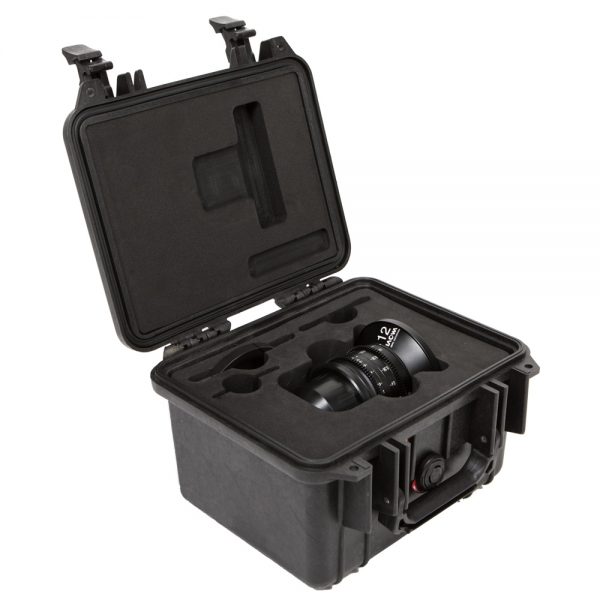 Laowa 12mm T2.9 Zero-D Cine-Objektiv PL Mount im gepolsterten Transportkoffer verstaut.
