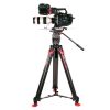 SpeedLevel-Fluidkopf mit Kohlefaser-Stativ für Dokumentar-, News- und Unternehmensproduktionen bis 12 kg Rig-Gewicht. Das Sachtler aktiv8T mit Flowtech 75mm MS Stativ trägt hier eine Kamera mit montiertem Teleobjektiv.