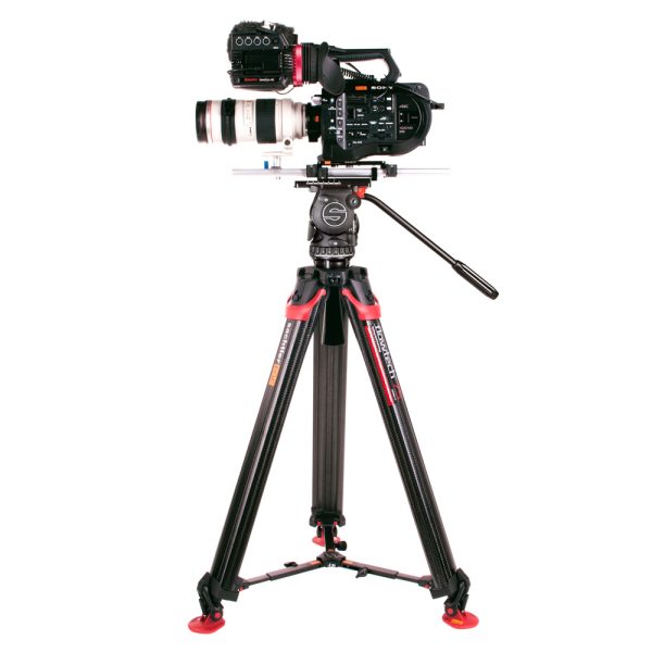 Das Sachtler aktiv8T mit Flowtech 75mm MS Stativ trägt hier eine Kamera mit montiertem Teleobjektiv.