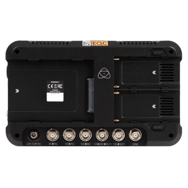 Atomos Shogun 7 Rekorder, Rückseite mit sechs BNC-SDI-Anschlüssen und zwei Akkuhalterungen.