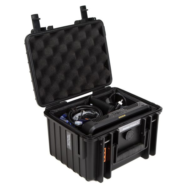 Atomos Shogun 7 Rekorder liegt mit dem kompletten Zubehör im gepolsterten Transportkoffer.