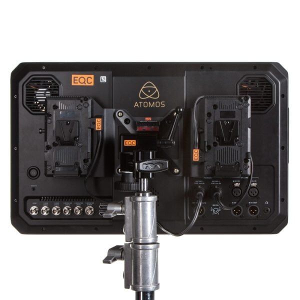 Atomos Sumo SE 4K HDR Produktionsmonitor mit zwei V-Mount-Akkuplatten und XLR-Eingängen.