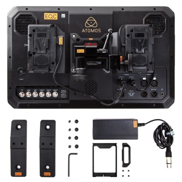 Atomos Sumo SE 4K HDR Produktionsmonitor mit Zubehör wie Netzteil und Aufnahmemedium.