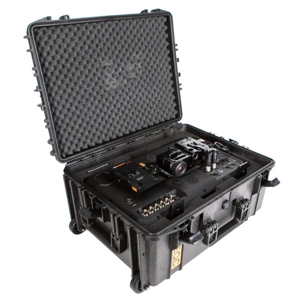 Atomos Sumo SE 4K HDR Produktionsmonitor in einem gepolsterten Rollkoffer mit Zubehörfächern.