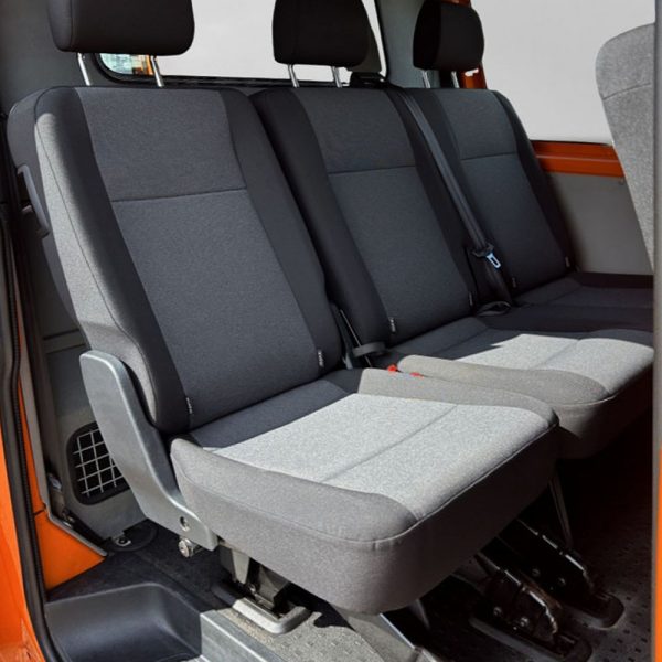 VW Bus T6 Doppelkabine-Transporter mit langem Radstand und Platz für sechs Personen samt Equipment.