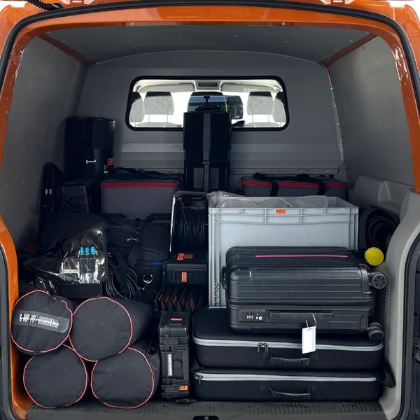 VW Bus T6 Doppelkabine-Transporter mit langem Radstand und Platz für sechs Personen samt Equipment.