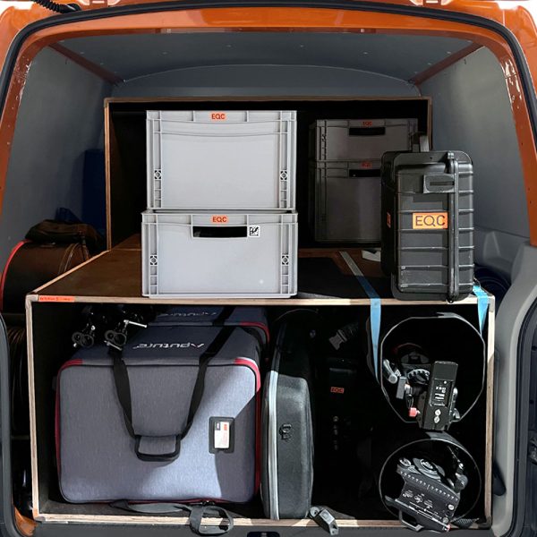 VW Bus T6 Doppelkabine-Transporter mit langem Radstand und Platz für sechs Personen samt Equipment.