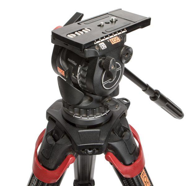 Das Sachtler aktiv12T mit Flowtech 100 MS Stativ nutzt die SpeedLevel-Technologie zur schnellen Nivellierung.