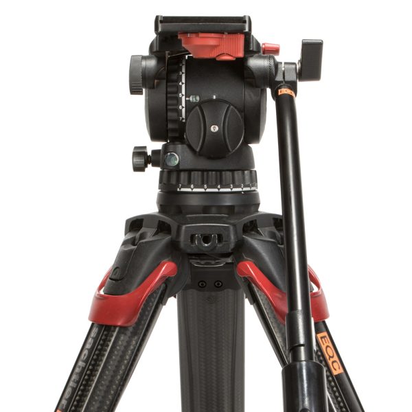 Das Sachtler aktiv12T mit Flowtech 100 MS Stativ erreicht mit Mittelspinne 71 bis 172 Zentimeter Höhe.
