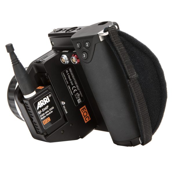 ARRI Hi-5 Funkschärfe + cforce Mini RF Motor, ein drahtloses Handbediengerät mit 3-Zoll-Touchscreen.