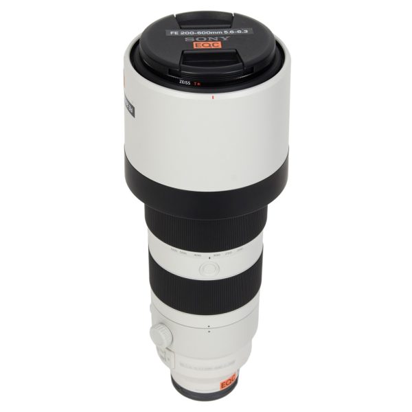 Sony FE 200-600mm f/5.6-6.3 G OSS, Supertele-Zoomobjektiv mit 95-mm-Filtergewinde und Stativschelle.