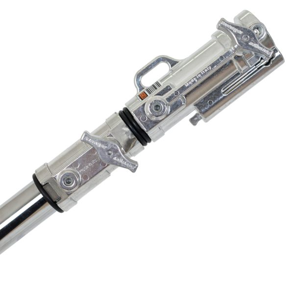 Avenger D650 Junior Boom Arm mit 28-mm-Junior-Zapfen am robusten Chromgelenk im Detail.