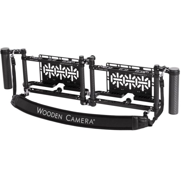 Wooden Camera Director's Monitor Cage v3 mit Kohlefaser-Handgriffen und wegschwenkbarer Akkuplatte.