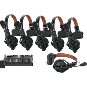 Hollyland Solidcom C1 Pro-6S Intercom-Set mit sechs Headsets und kompakter Ladestation.