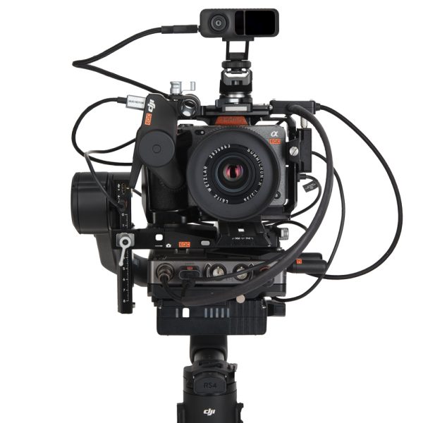 DJI Ronin RS4 Pro Combo Gimbal mit 4,5 kg Tragfähigkeit und nur 1,24 kg Eigengewicht.