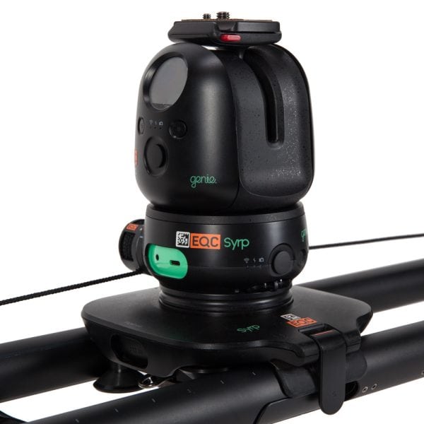 Syrp Genie II Motor montiert auf einer Slider-Schiene für motorisierte Kamerafahrten.