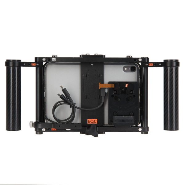 Wooden-Camera-Monitorkäfig mit integriertem iPad und zwei Handgriffen für den DJI-SDR-Videoempfänger.