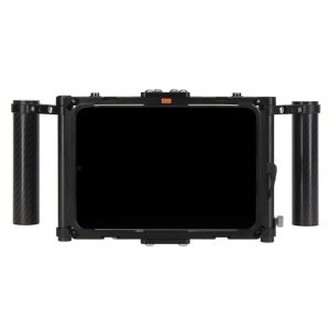 Wooden-Camera-Monitorkäfig mit integriertem iPad und zwei Handgriffen für den DJI-SDR-Videoempfänger.