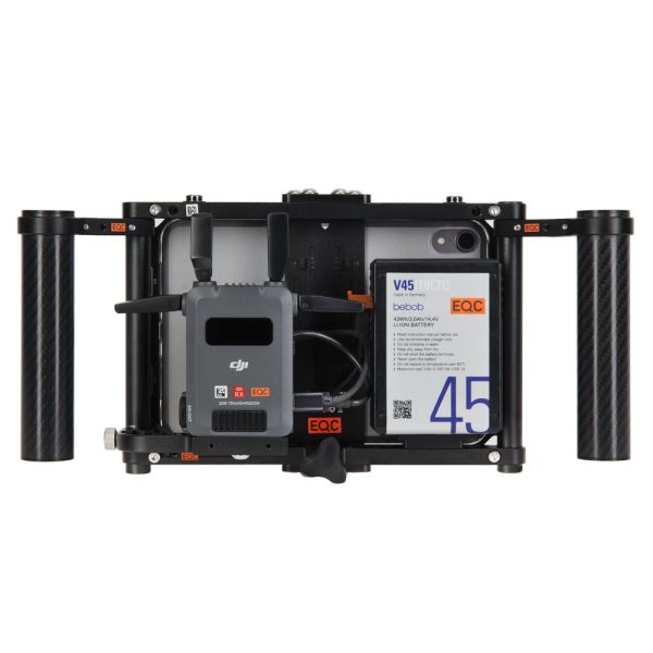 Wooden-Camera-Monitorkäfig mit integriertem iPad und zwei Handgriffen für den DJI-SDR-Videoempfänger.
