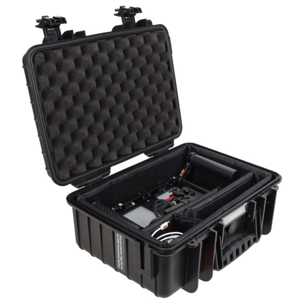 Wooden-Camera-Monitorkäfig mit integriertem iPad und zwei Handgriffen für den DJI-SDR-Videoempfänger.