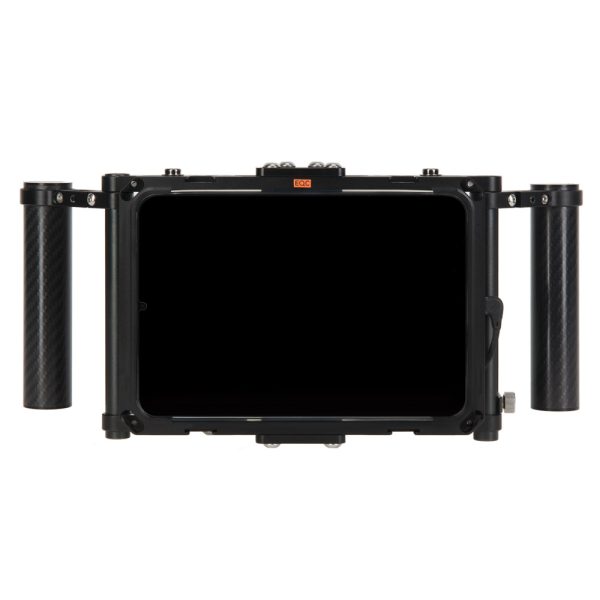 Wooden-Camera-Monitorkäfig mit integriertem iPad und zwei Handgriffen für den DJI-SDR-Videoempfänger.