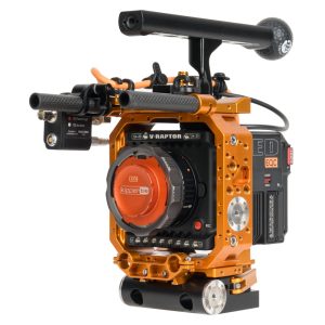 RED V-RAPTOR 8K VV Kinokamera im orangen Tilta-Cage mit Top-Handle und V-Mount-Akku.