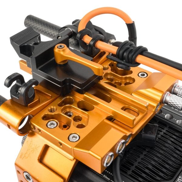 RED V-RAPTOR 8K VV Kinokamera mit Detailansicht der Käfigschienen und Kabelführung von oben.