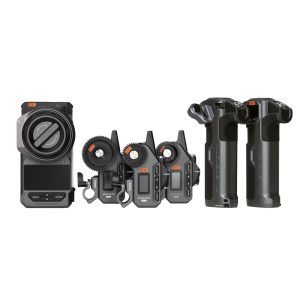 Tilta Nucleus-M II Funkschärfe-System mit Touchscreen-Handeinheit, Motor und zwei Steuergriffen.