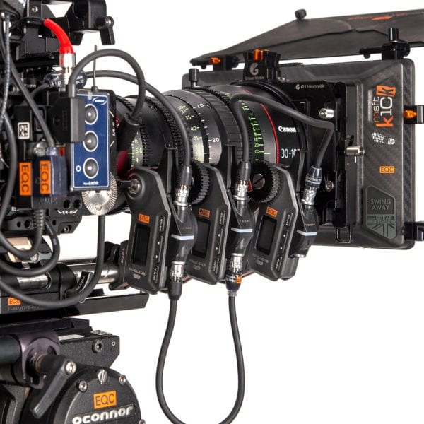 Tilta Nucleus-M II Motor montiert an einem Cine-Objektiv vor einer Mattebox am Kamerarig.