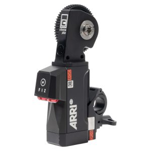 ARRI cforce Plus Objektivmotor mit Zahnrad, Rod-Klemme und FIZ-Taste, von der Seite gesehen.