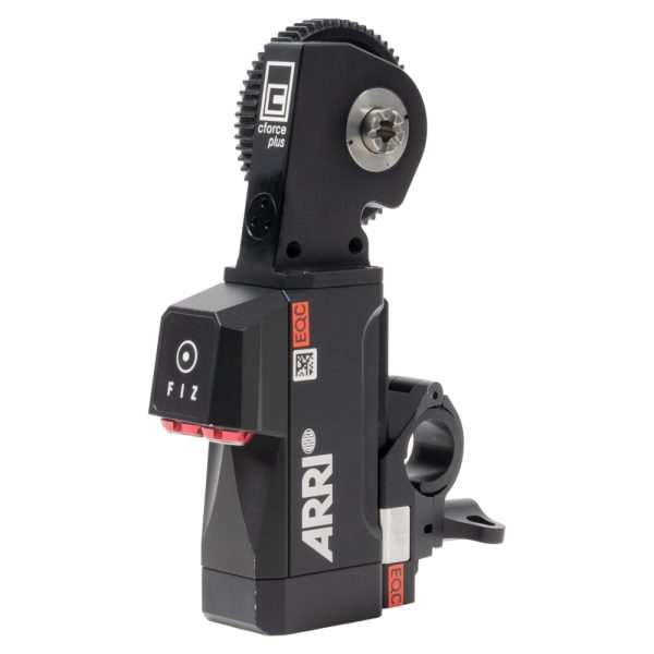 ARRI cforce Plus Objektivmotor mit Zahnrad, Rod-Klemme und FIZ-Taste, von der Seite gesehen.