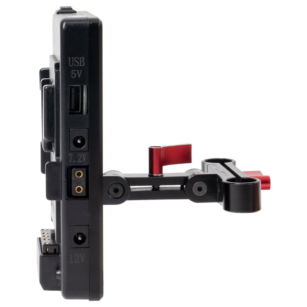 Nimmt einen V-Mount-Akku auf und speist mehrere Geräte am Rig gleichzeitig, flexibel positionierbar an 15-mm-Rods. Andoer V-Mount-Verteilerplatte von der Seite mit USB-, 7,2-Volt- und 12-Volt-Ausgang sowie Rod-Klemme.