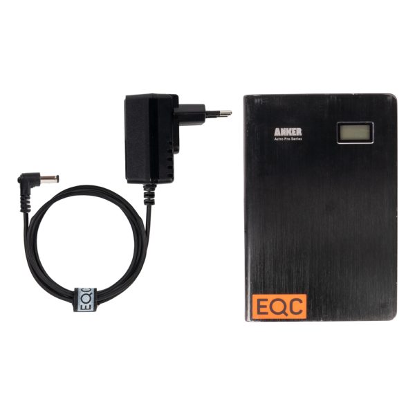 Anker Astro Pro2 USB-Powerbank von oben mit Display, daneben das mitgelieferte Netzteil mit Ladekabel.