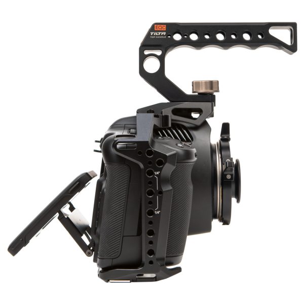 Blackmagic Pocket Cinema Camera 6K Pro PL Mount in der Seitenansicht im Käfig mit Handgriff und ausgeklapptem Display.