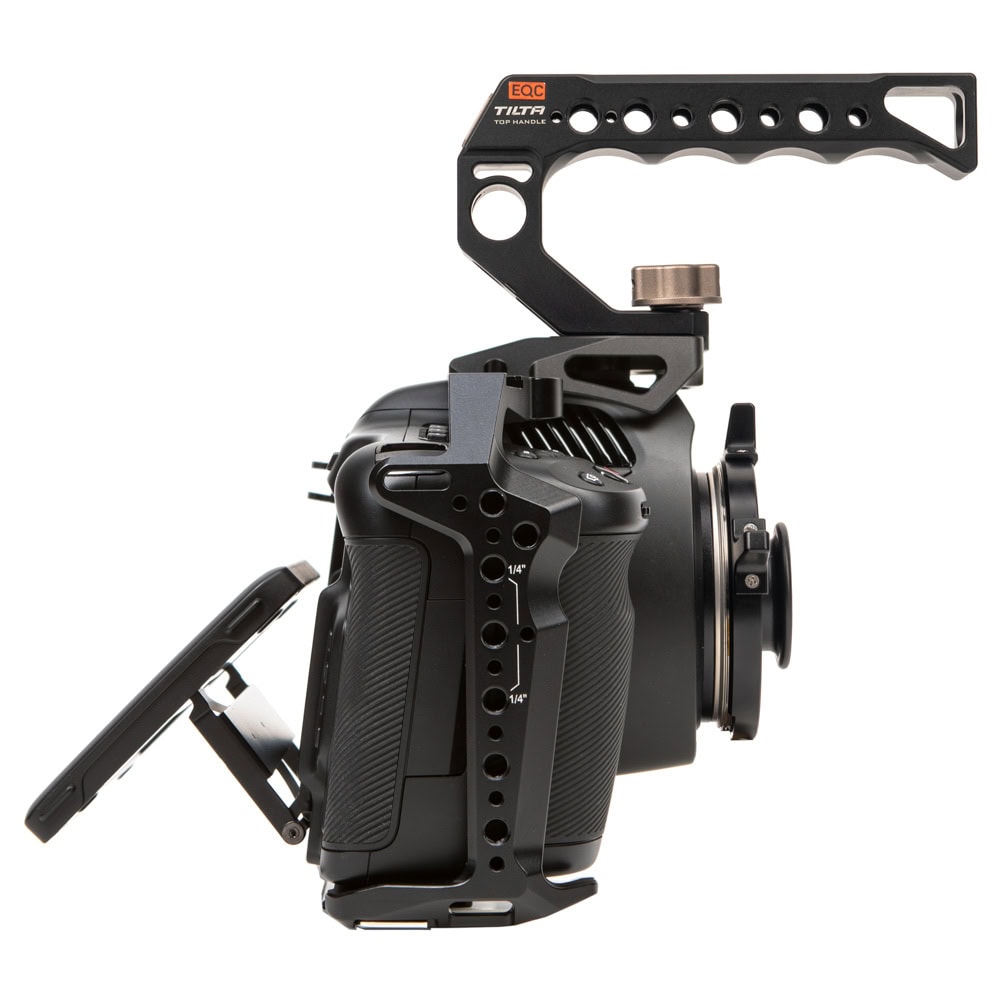 Digitalfilmkamera mit Super-35-Sensor, PL-Mount und dualem nativen ISO für den Einsatz im Käfig-Rig mit Zubehör. Blackmagic Pocket Cinema Camera 6K Pro PL Mount in der Seitenansicht im Käfig mit Handgriff und ausgeklapptem Display.