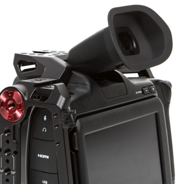 Blackmagic Pocket Cinema Camera 6K Pro PL Mount mit aufgesetztem Sucher und Augenmuschel, Nahaufnahme von schräg hinten.