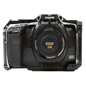 Blackmagic Pocket Cinema Camera 6K Pro im Tilta-Käfig mit PL-Mount von Wooden Camera, von vorne gesehen.
